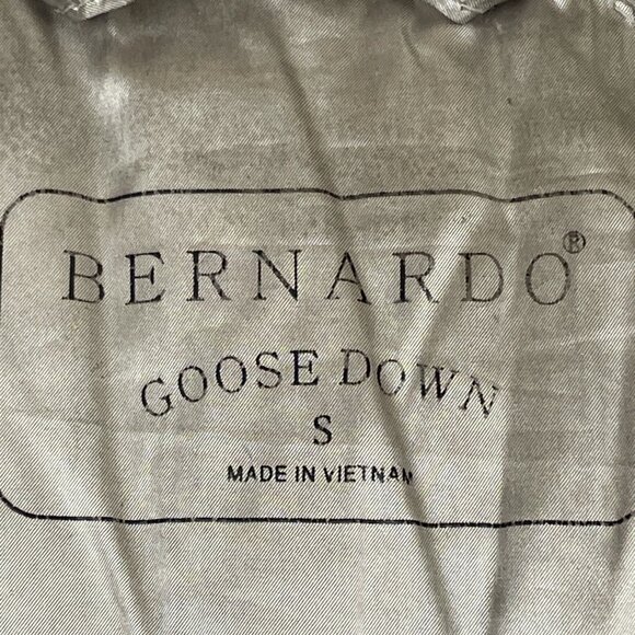 Bernardo Goose Down Puffer Vest Women's Size S Full Zip and Pockets Gray /Silver - Picture 5 of 6